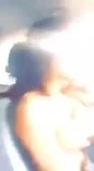Nenas se divierten en su auto