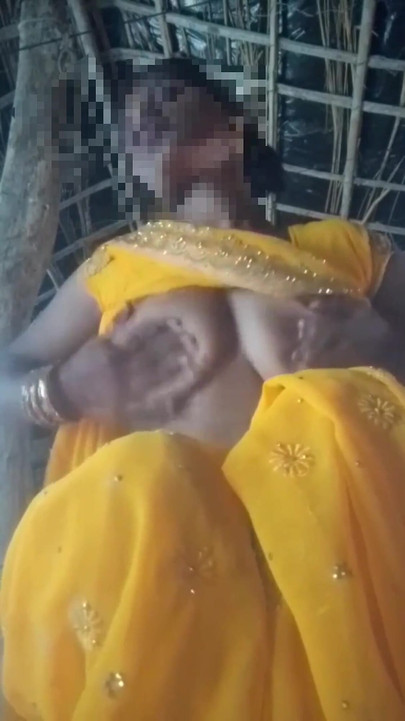 Yenge sarı sari içinde amını gösteriyor, parmağımı sokup su çıkardım