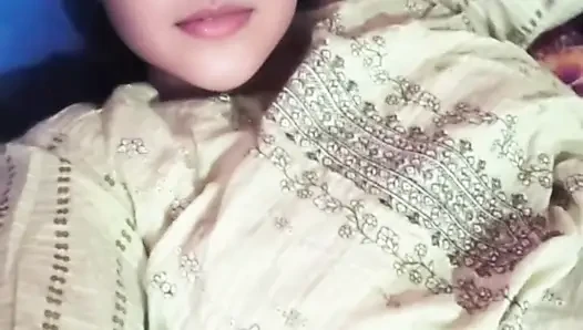 Guru panas dengan payudara besar dan memek sempit