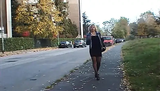 Захватывающую дух милфу-блондинку в сексуальных черных чулках жестко трахнули