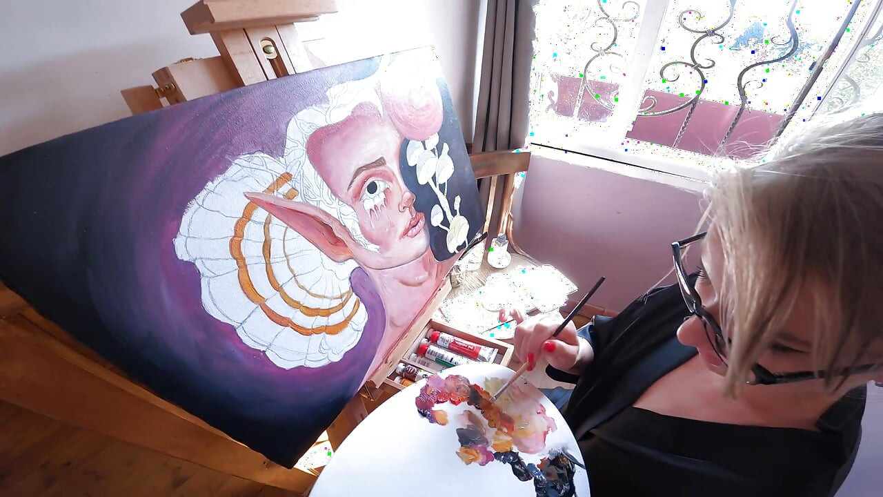 جعلني الزوج أجلس على وجهه بينما كنت أرسم صورة