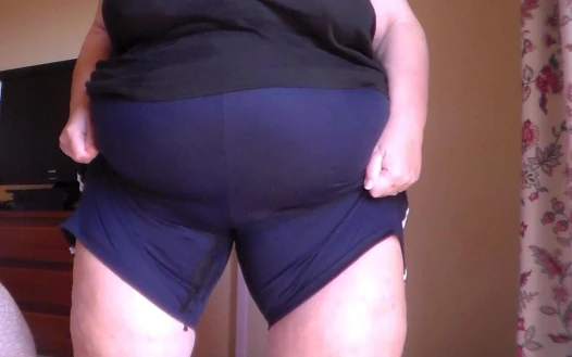 Jen pinkelt alles in ihre shorts