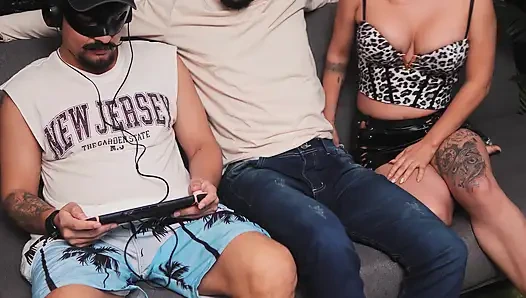 Ngentot saudara tiri sahabatku sendiri waktu dia lagi main di switch 2