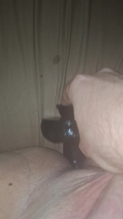 Prvi put se jebem dildom u kavezu za pišanje, sissy, treba mi pravi kurac