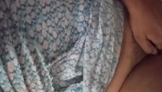 Cewek sri lanka ini lagi asik muasin memek beceknya pakai dildo di kamar mandi