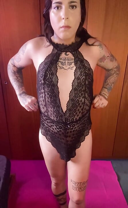 Mencoba bodysuit hitam yang cantik dan seksi ini, kamu suka nggak?