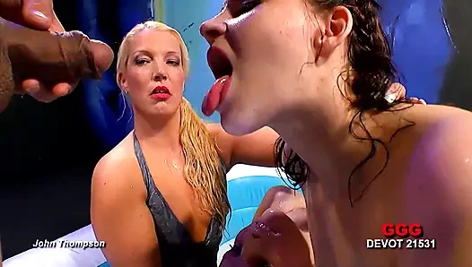 Ggg John Thompson - Küvette Sürtükler Yarak Emiyor Ve Döl Içinde Banyo Yapıyor