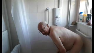 Opa speelt op webcam