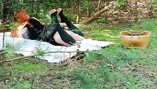 Mergokin cewek nakal ini di hutan dan crot di mulutnya!