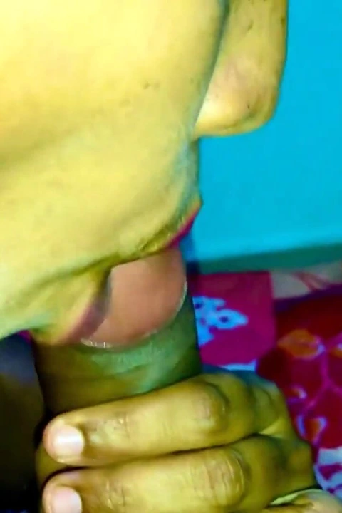 戴穆斯林头巾的印度漂亮女孩深喉口交并射精