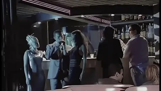 Zwei Schlampen Teilen Sich Einen Italienischen Schwanz in Einem Nachtclub Unter Den Leuten