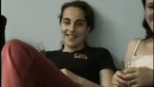 Sexy mädchen in seinem haus gefilmt