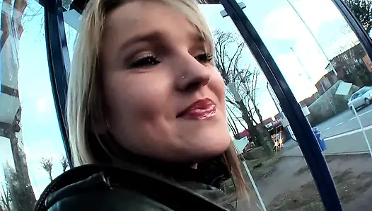 Sarışın hatun bdsm esaretinde göğüslerini ve oyuncağını azdırıyor