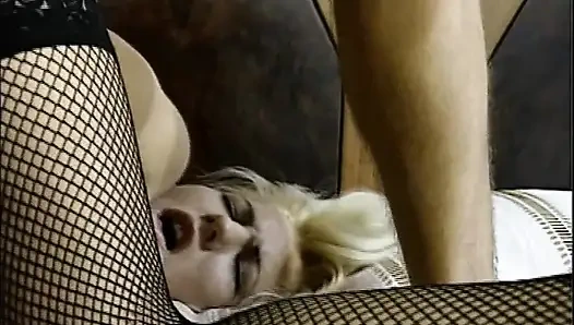 Seksi büyük memeli sarışın götten büyük penisi seviyor