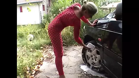 首先她想��洗车