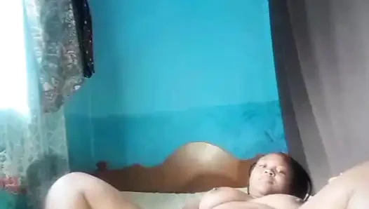 Pertunjukan memek cewek kulit hitam dengan pantat bahenol