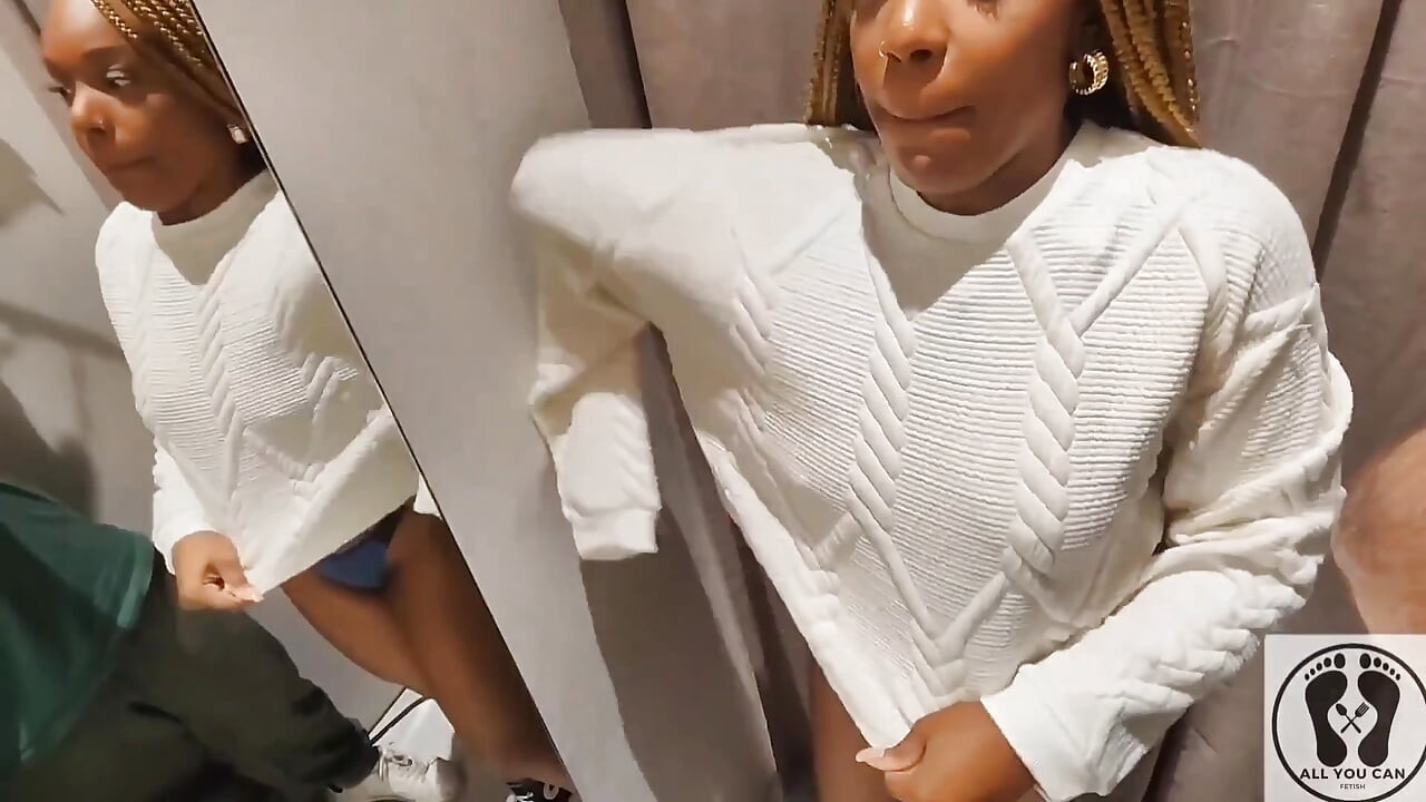 Un couple réel baise dans une cabine d’essayage en essayant le sexe d’ébène.