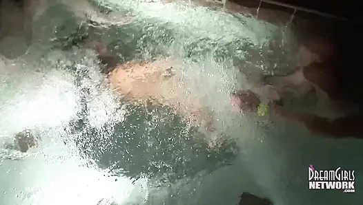 Drei mädchen nackter whirlpool nach der party
