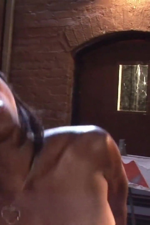 Un mec blanc baise une chatte noire excitée