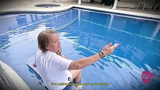 Die stiefmutter erwischte ihre stieftochter beim spielen mit einem Dildo im pool und masturbierte sie, bis sie squirtet.