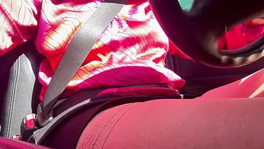 Ich zog über und reibte meine muschi im Auto, bis ich einen intensiven orgasmus hatte.