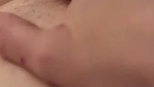 Evli kadın parmaklanıp dünyaya sallanıyor orgazm, yakın çekim, kadın bakış açısı