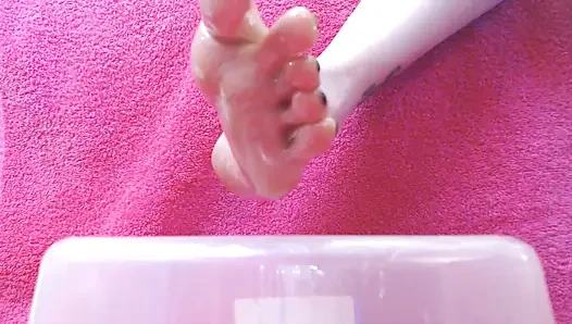 ASMR yağlanmış ayak parmaklarının tabanlarını sallıyor