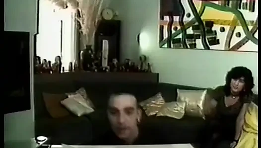 Возбужденная сучка удовлетворяет двух своих друзей-геев