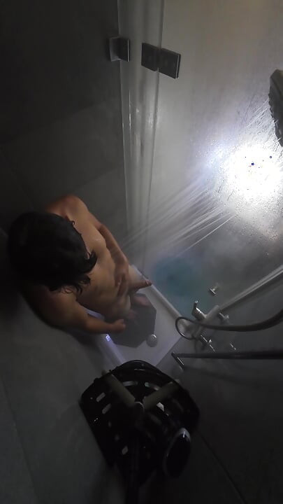 Guy with tiny dick uses my shower