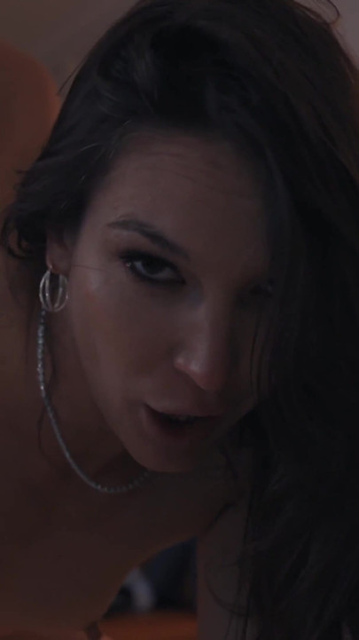 Katrina Colt azgın esmer fahişe Christian Clay'in büyük yarağıyla götünü sert siktiriyor
