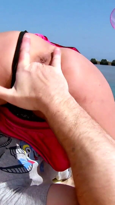 Notgeiler Mann sucht eine fick williige Schlampe am Strand | Clip 2