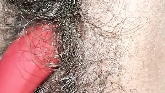 Neues spielzeug, behaarte muschi