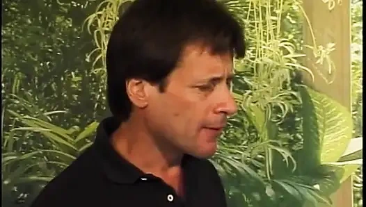 Beyaz adamın hamile zenci hatunun üzerine eğilip onu sikişini izle