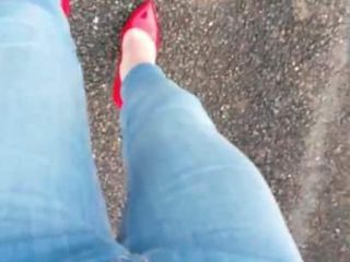 Caminando con tacones de charol rojos y jeans ajustados pov.mp4
