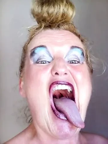 Ilona deepthroats a sausage + Dirty Talk (german)