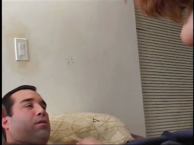 Ruiva linda com belas tetas empinadas cavalga pau duro na cama