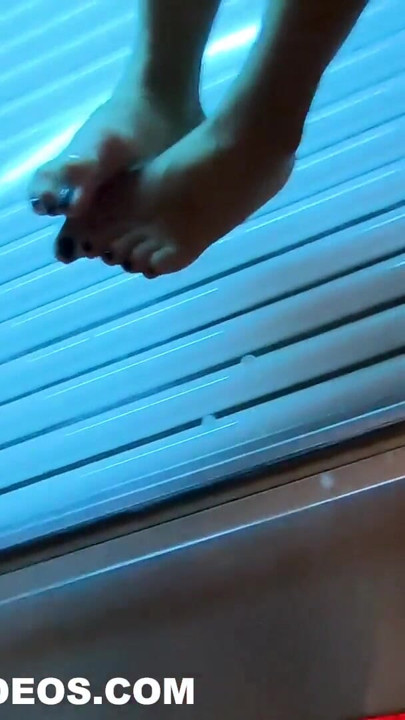 VEDERE LA PERSOANA 1 CU LABĂ CU PICIOARELE - FATĂ SINGURĂ ÎN SOLAR | Clipul 1