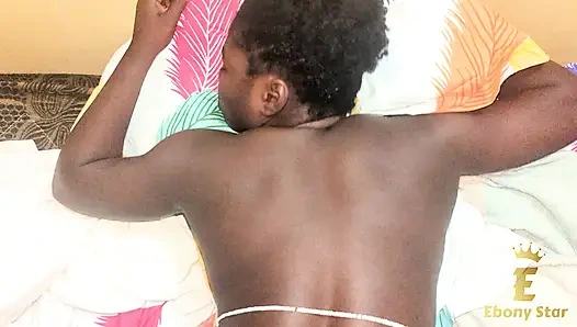 Эбони любит сосать и кататься на муже в спальне