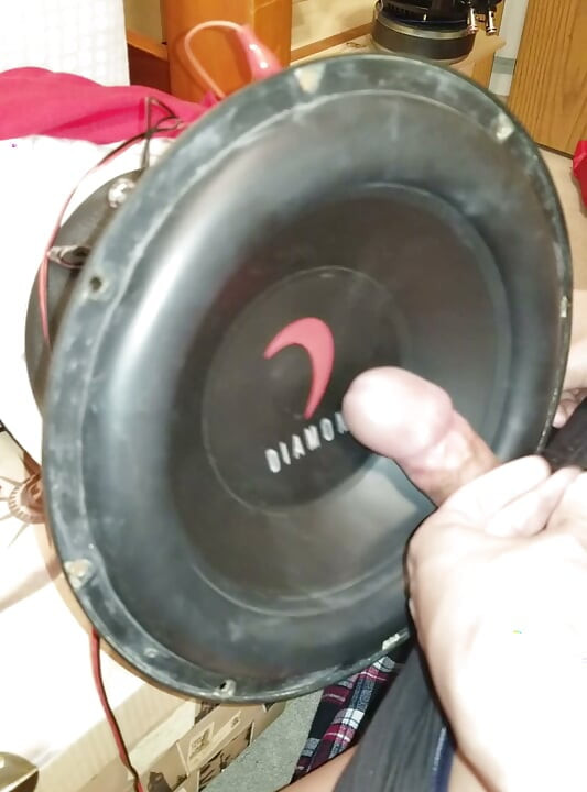 Énorme éjaculation sur le caisson de basses