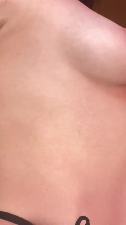 Tante seksi yang berpengalaman muncrat hanya karena putingnya yang besar dan keras | Klip 1