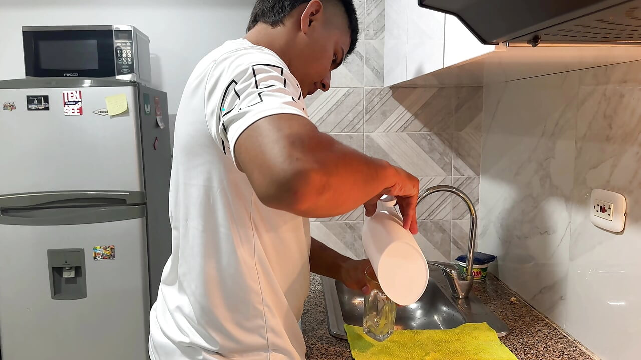 Invito a mi gran hermanastra latina a comer postre y ella termina comiendo mi enorme y deliciosa polla