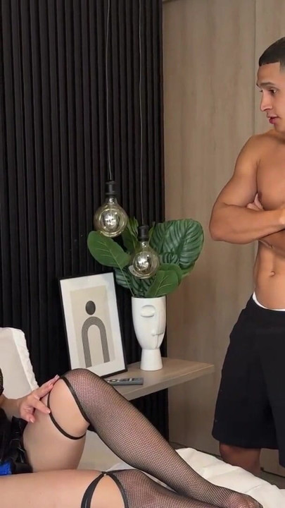 Što radiš tu? Polubrat me uhvati kako gledam pornografiju i masturbiram | Isječak 1