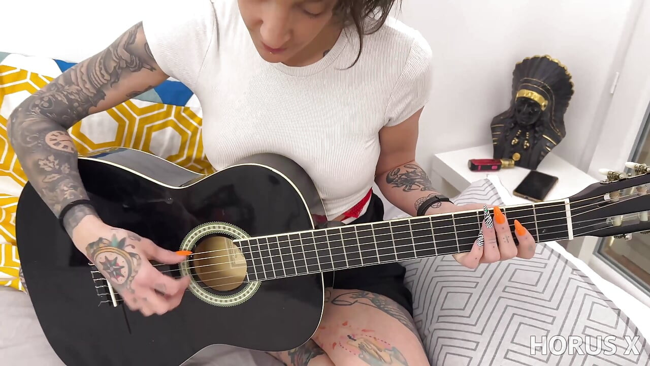 Gagica tatuată Lena se fute cu tutorele de chitară
