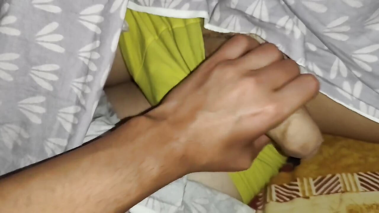 Azgın twink ateşli üvey babasının yarağını sıvazlıyor