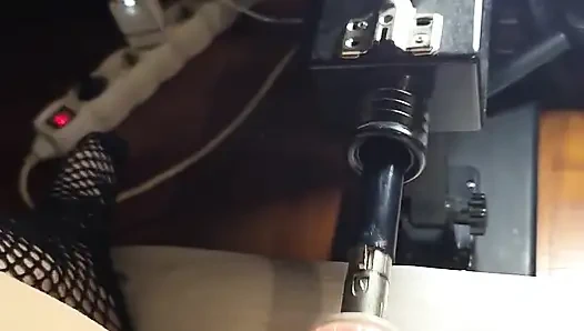 Секс-машина трахает голодное очко одержимой аналом милфы