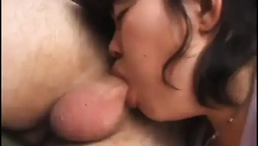 Asyalı sürtüğün kıllı amcığı taraklanıyor ve sikiliyor