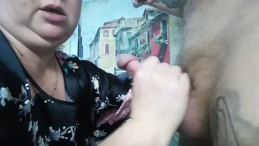 Amatör yarak emiyor yarağımı yutuyor ve ağzına boşaltıyor