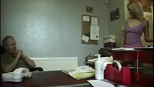 Ateşli piliç ofiste oral seks yapmayı ve sonra yüzüne boşalmayı seviyor