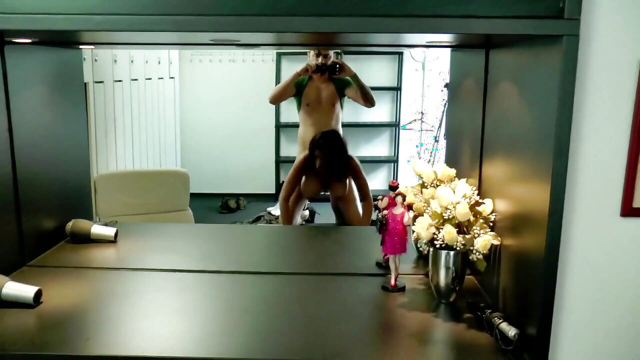 MILF bertetek besar menikmati pancutan mani sudut pandangan pertama pada tetek