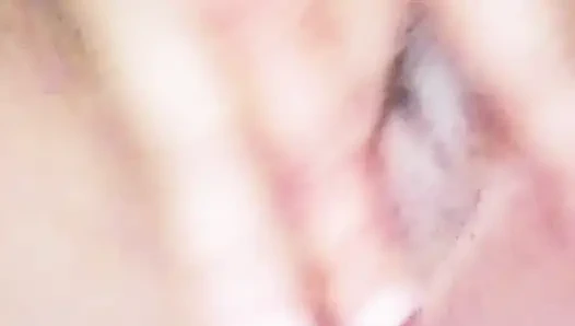 Я жестко трахаю свою киску.